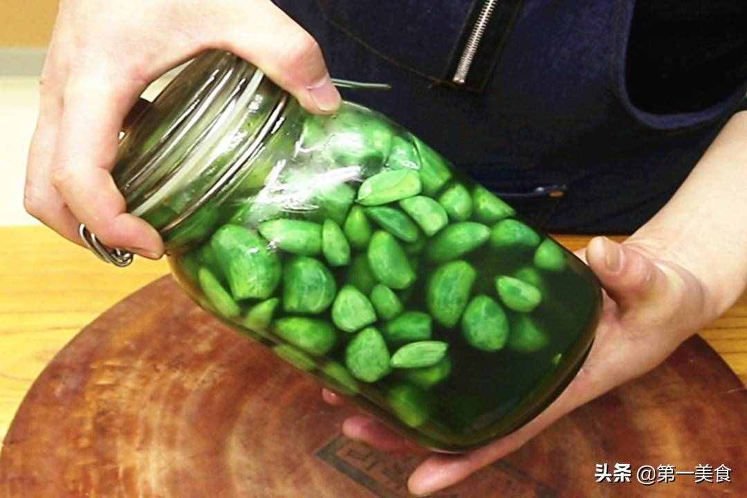 腌臘八蒜、只放醋是不夠的！用廚師長的做法、2天就變綠