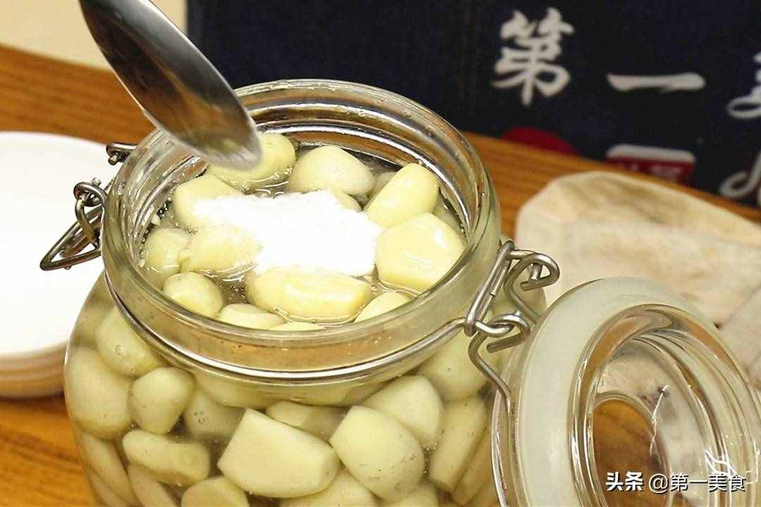 腌臘八蒜、只放醋是不夠的！用廚師長的做法、2天就變綠