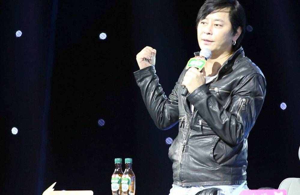 浪子王杰的傳奇一生，兩段婚姻妻子都離他而去，后被人毒壞噪子