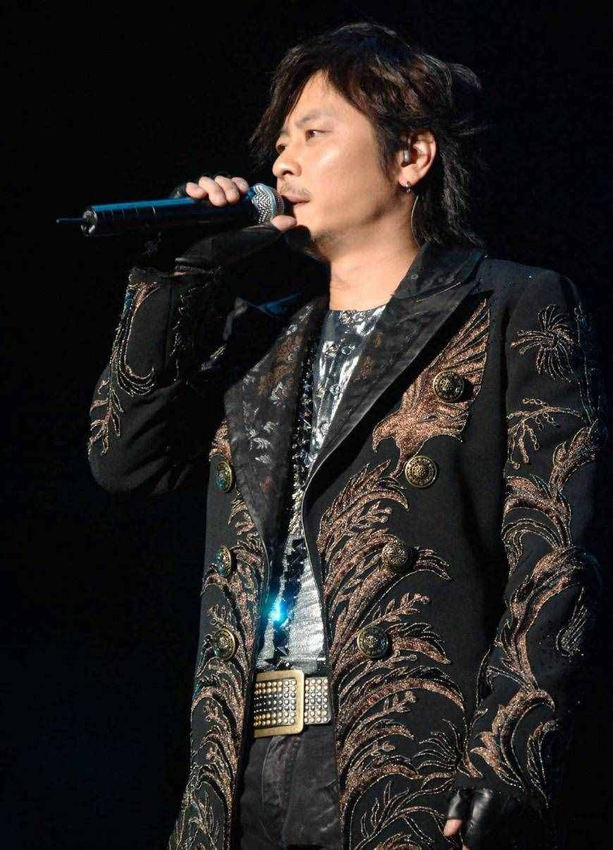 浪子王杰的傳奇一生，兩段婚姻妻子都離他而去，后被人毒壞噪子