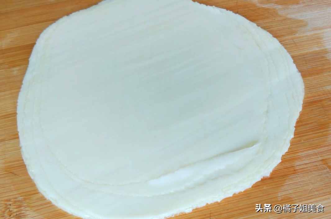 “餃子皮”這個做法最近火了，飯店都吃不到，連吃10天也不膩