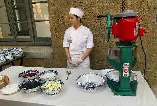 林志玲婚宴場地布置簡單浪漫，菜品色澤亮麗，還為賓客提供刨冰