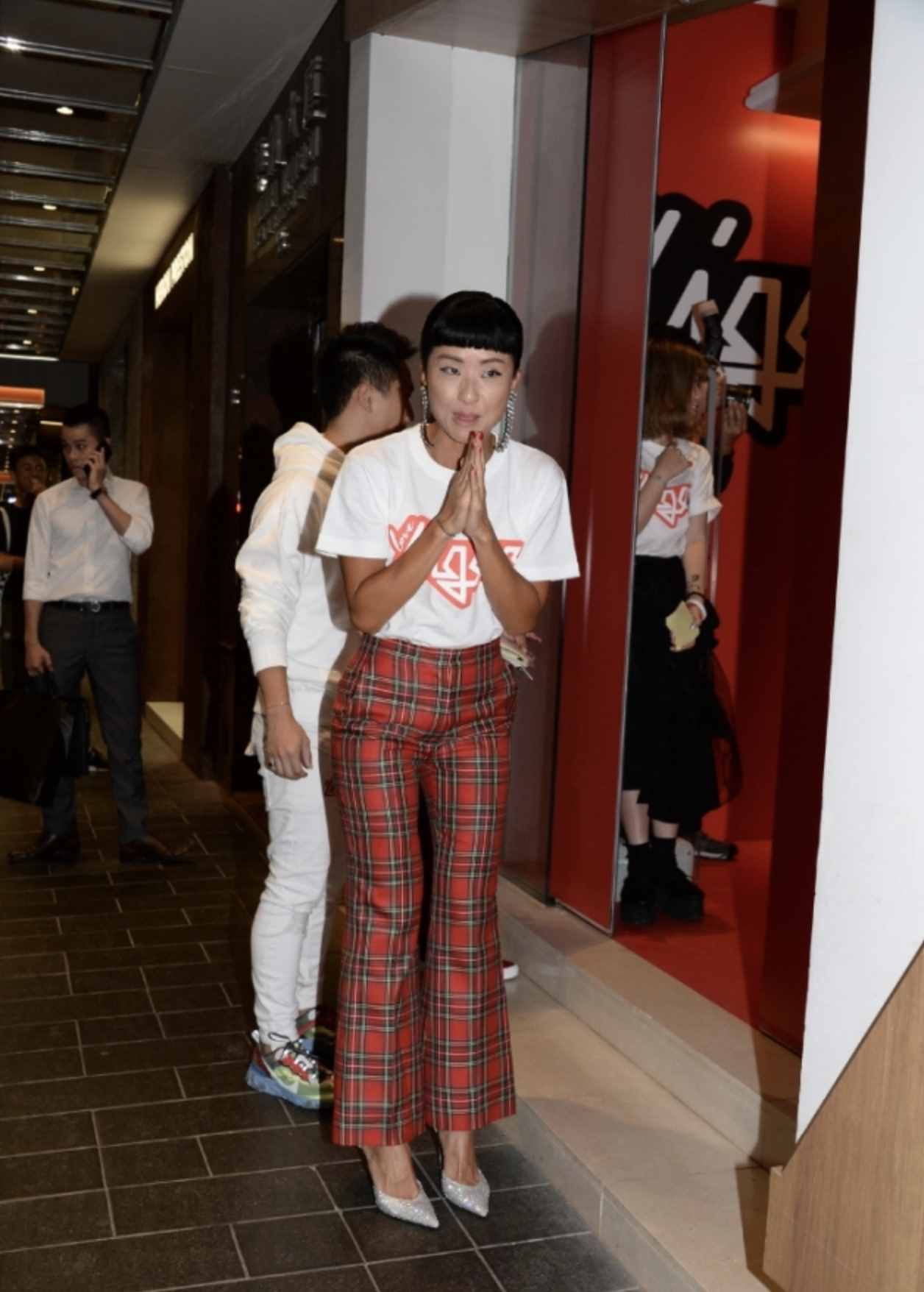 徐濠縈時隔半年全新潮店再開張兼賣咖啡，親力親為招呼客人極賣力