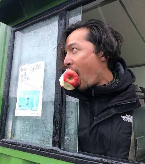 胡歌再次發(fā)丑照？爆炸頭讓人完全忽略顏值，長(zhǎng)得帥可以這么任性？