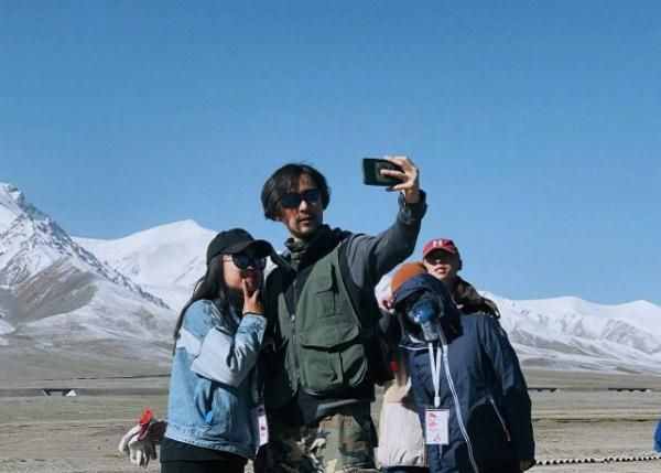 胡歌再次發(fā)丑照？爆炸頭讓人完全忽略顏值，長(zhǎng)得帥可以這么任性？