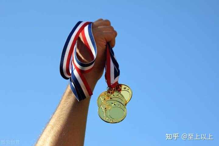 冠軍女孩淪為跪族女孩，奧運何時結(jié)束唯金牌論？
