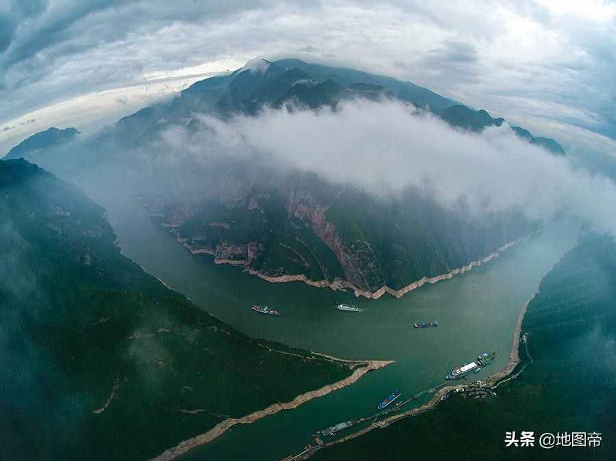 三峽大壩高185米，過往船只是如何翻越大壩的？