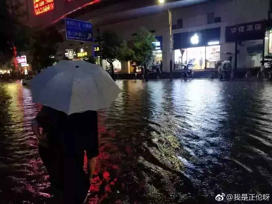 強降雨把深圳澆成了這樣，網(wǎng)友：是時候展示我的游泳技術了！