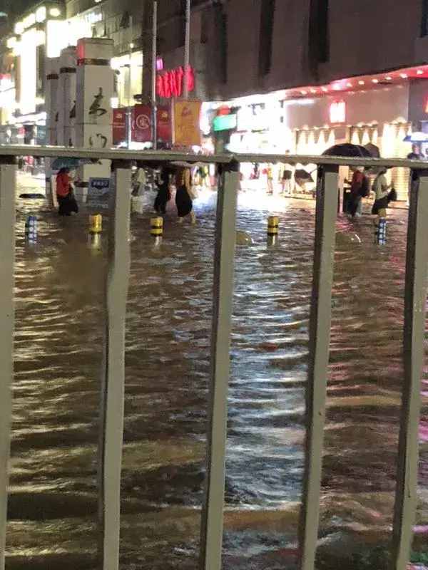 強降雨把深圳澆成了這樣，網(wǎng)友：是時候展示我的游泳技術了！