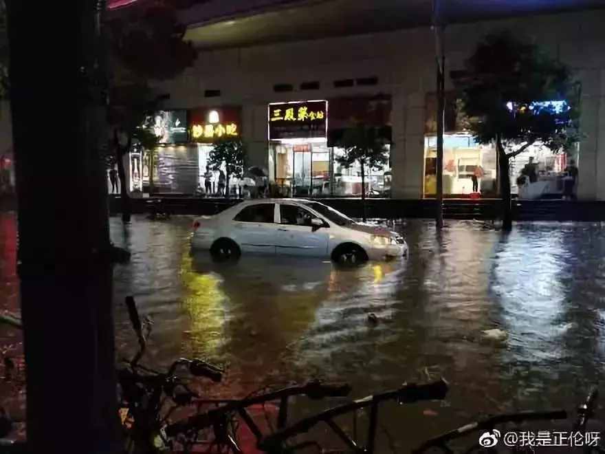 強降雨把深圳澆成了這樣，網(wǎng)友：是時候展示我的游泳技術了！