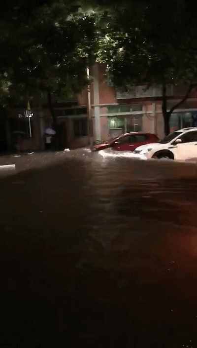 強降雨把深圳澆成了這樣，網(wǎng)友：是時候展示我的游泳技術了！