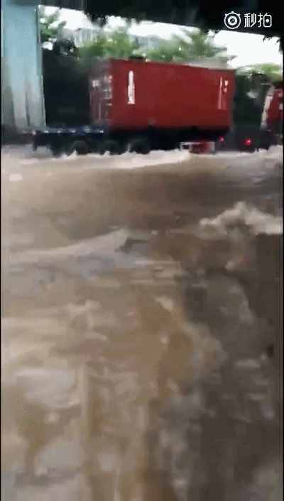 強降雨把深圳澆成了這樣，網(wǎng)友：是時候展示我的游泳技術了！