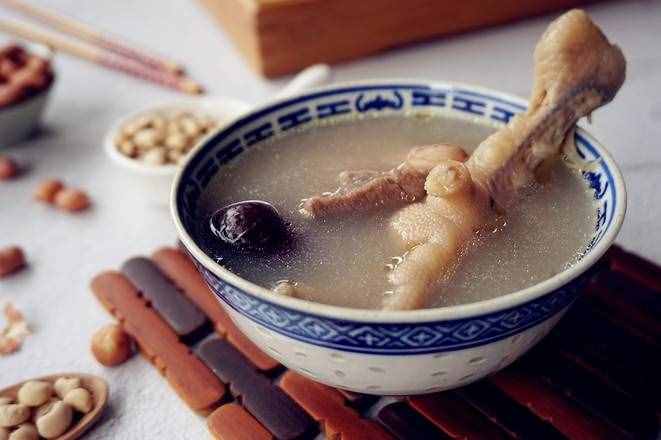 冬天女人要常喝此湯，鮮美可口，美容養(yǎng)顏有滋潤皮膚，比燕窩養(yǎng)人