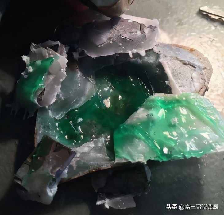 行家揭秘直播賭石背后的貓膩，別以為說你切漲就真的會漲
