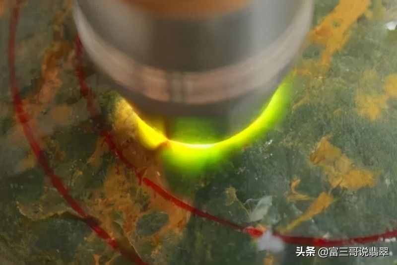 行家揭秘直播賭石背后的貓膩，別以為說你切漲就真的會漲