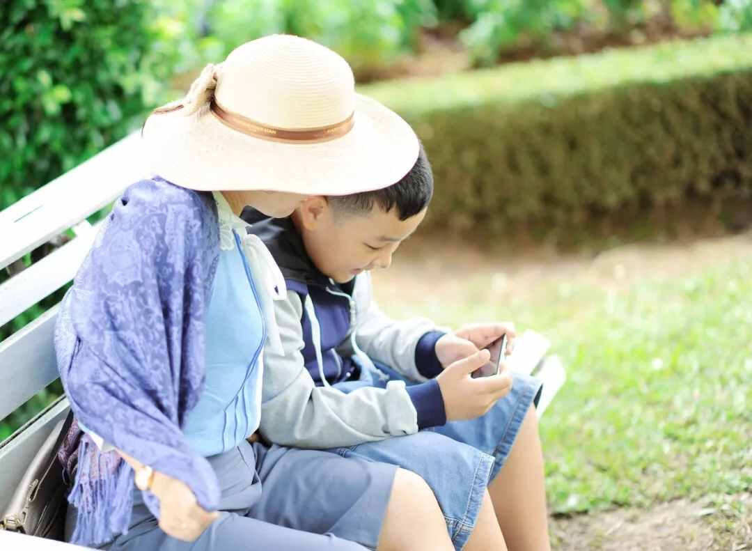 俄羅斯女童沒有嘴唇和下巴，面容讓人驚懼，經(jīng)過(guò)手術(shù)終于展開笑顏