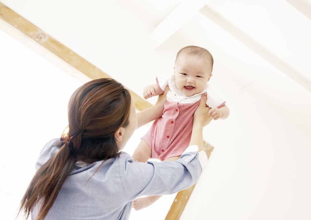 俄羅斯女童沒有嘴唇和下巴，面容讓人驚懼，經(jīng)過(guò)手術(shù)終于展開笑顏