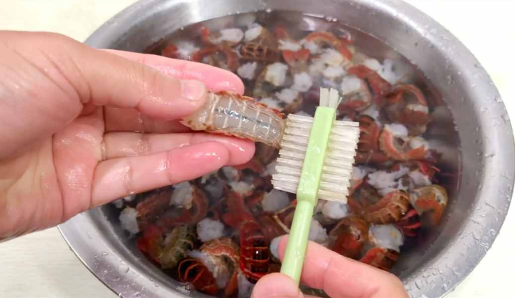 清水洗小龍蝦和沒洗一樣臟，教你簡單一招，臟東西自動跑光光