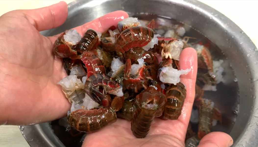 清水洗小龍蝦和沒洗一樣臟，教你簡單一招，臟東西自動跑光光