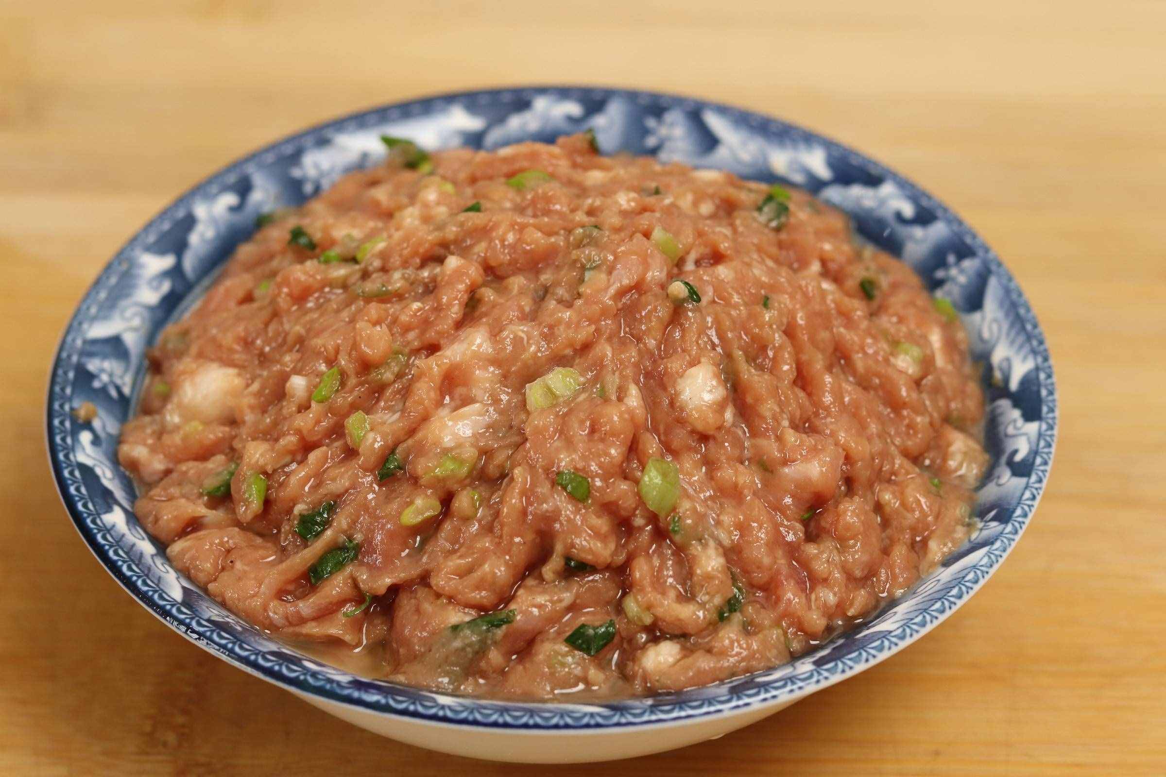調(diào)餃子餡，牢記“加2水，放2油”，肉餡鮮嫩多汁，賊香賊香