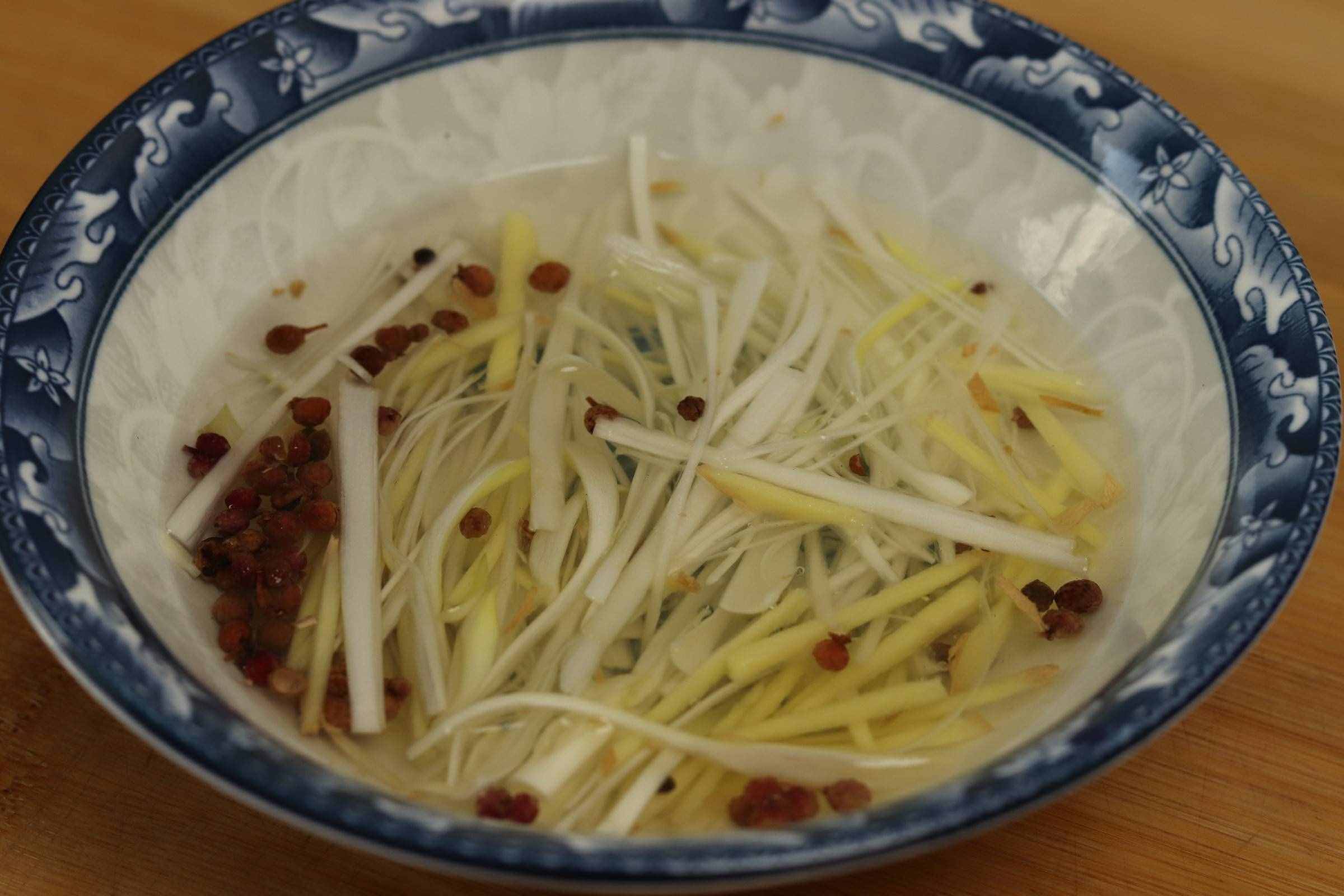 調(diào)餃子餡，牢記“加2水，放2油”，肉餡鮮嫩多汁，賊香賊香