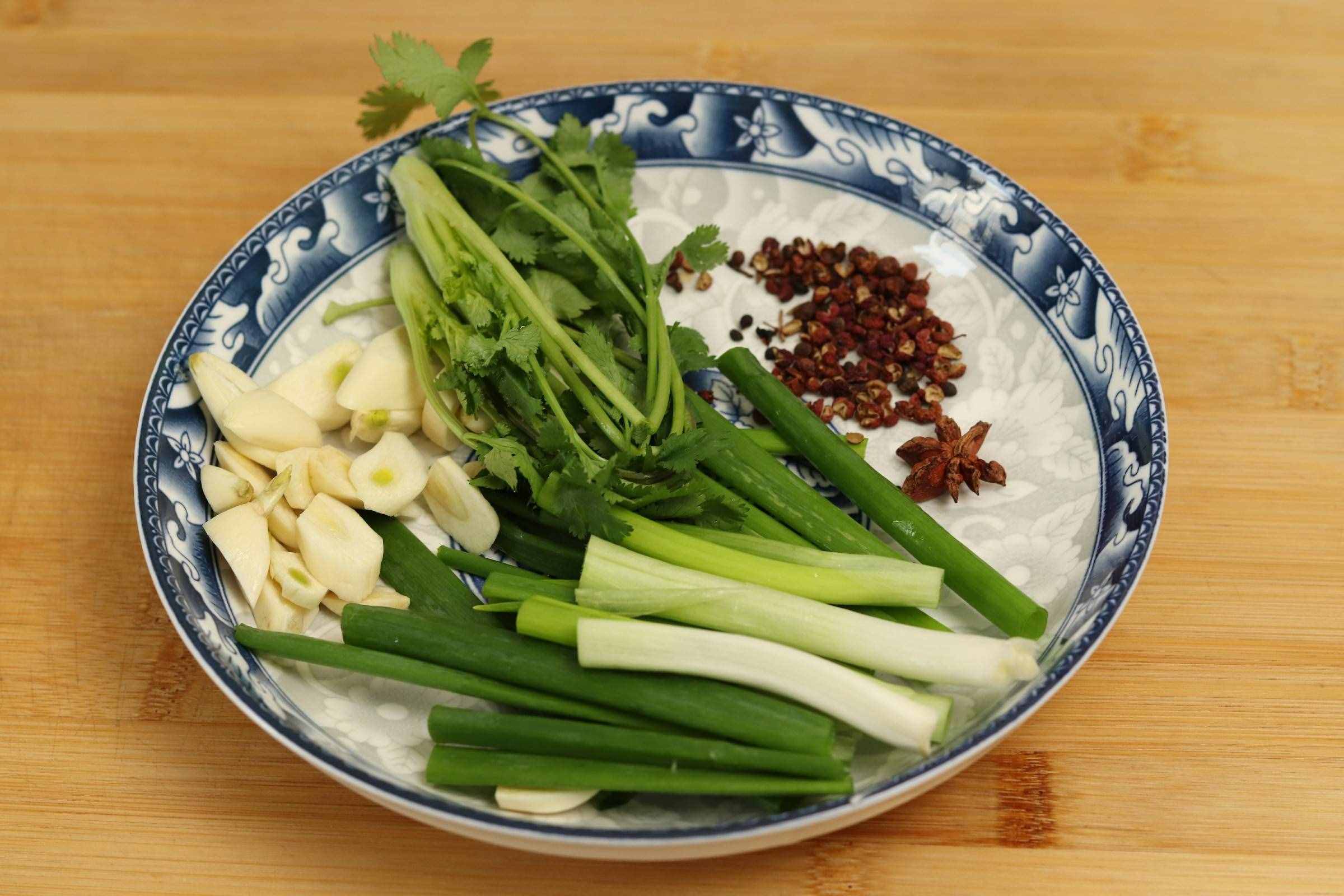 調(diào)餃子餡，牢記“加2水，放2油”，肉餡鮮嫩多汁，賊香賊香