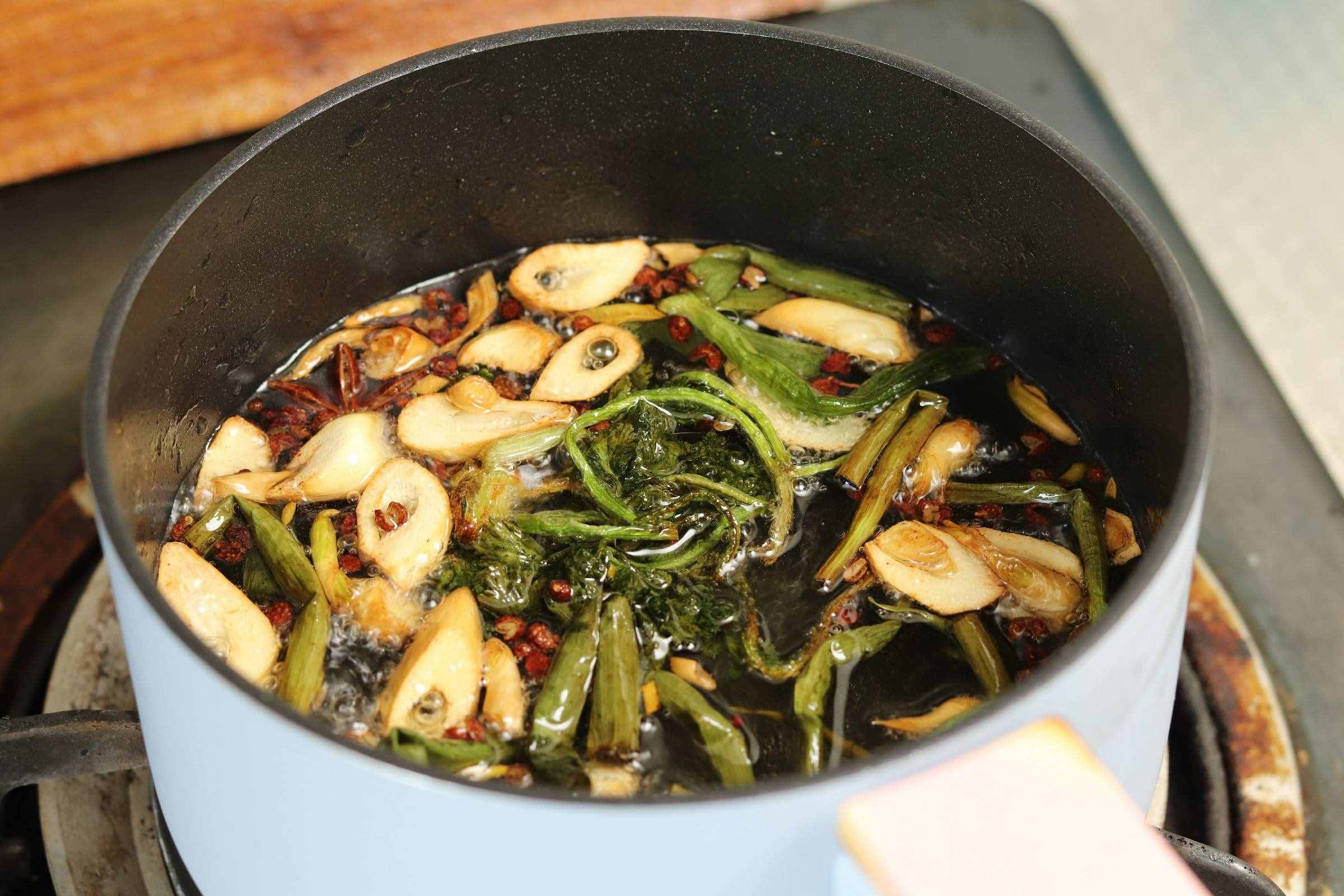 調(diào)餃子餡，牢記“加2水，放2油”，肉餡鮮嫩多汁，賊香賊香