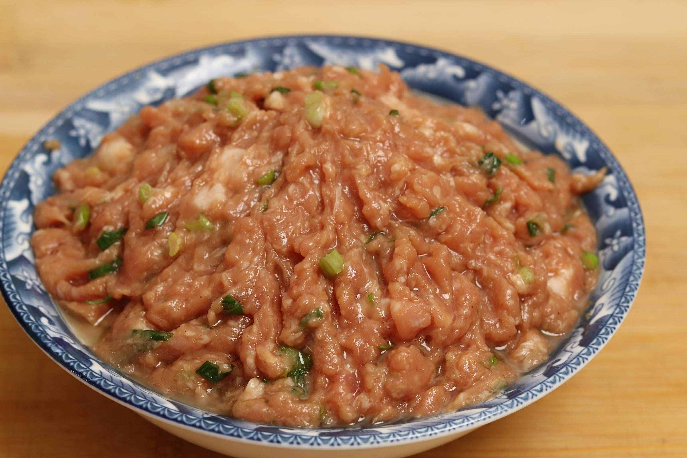 調(diào)餃子餡，牢記“加2水，放2油”，肉餡鮮嫩多汁，賊香賊香