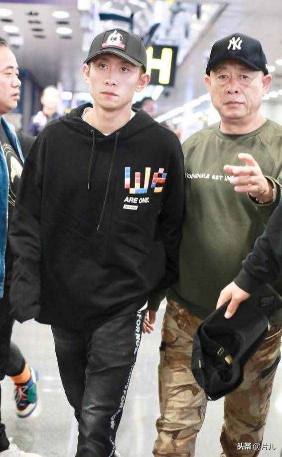 張一山罕見與父親同框，爸爸機場化身保鏢，場面感人