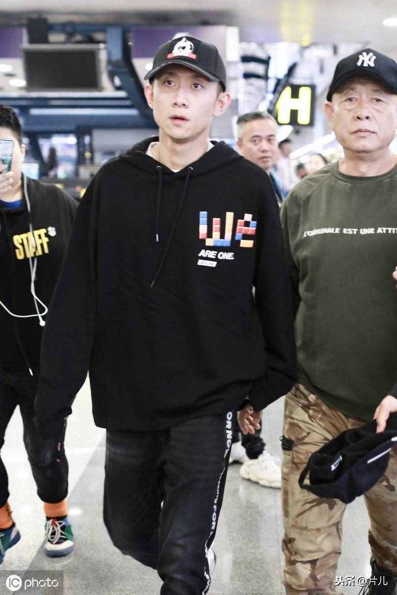 張一山罕見與父親同框，爸爸機場化身保鏢，場面感人