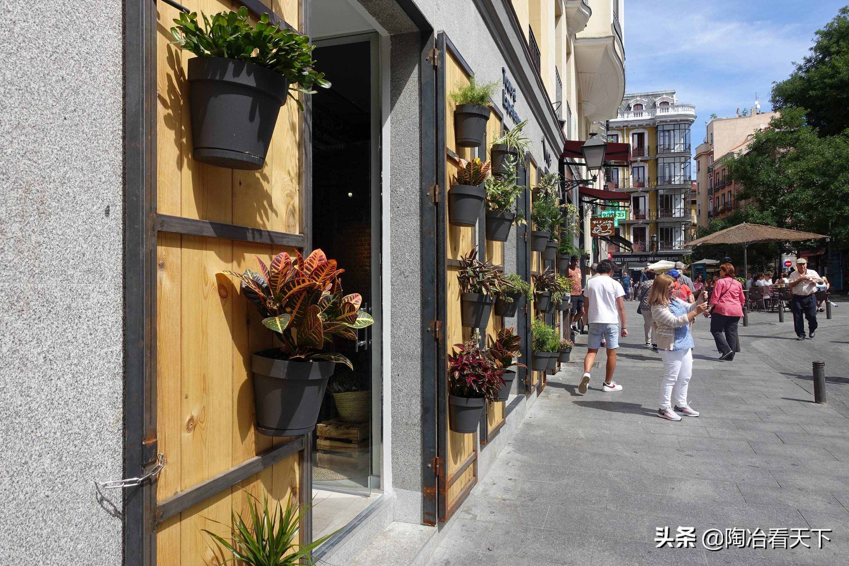 西班牙首都馬德里陽光燦爛，風(fēng)景宜人，最適合漫步游覽