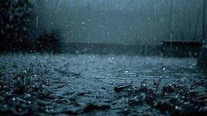 雨夜聽雨唯美句子，深夜下雨睡不著的說說