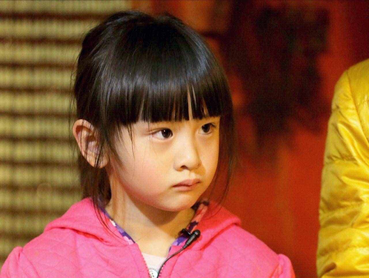 森碟代言鴻星爾克，12歲身高超出常人，手拿球拍打網(wǎng)球活力四射
