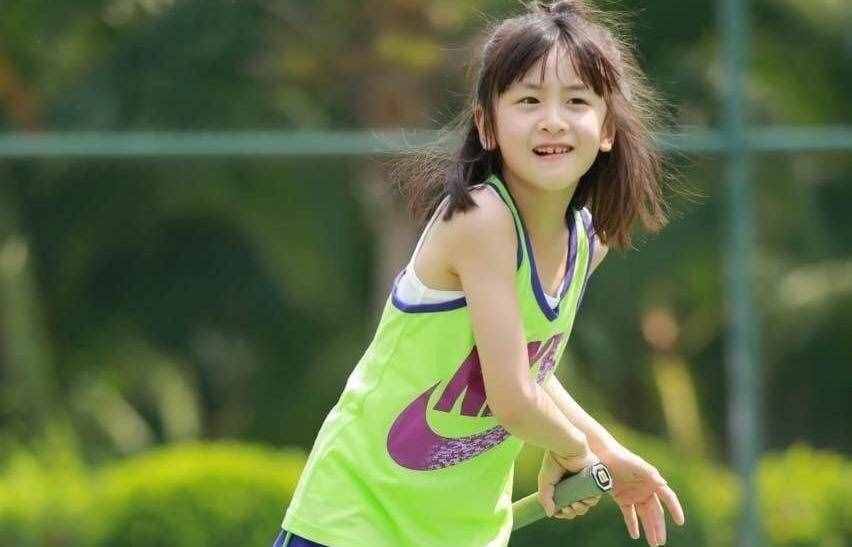 森碟代言鴻星爾克，12歲身高超出常人，手拿球拍打網(wǎng)球活力四射