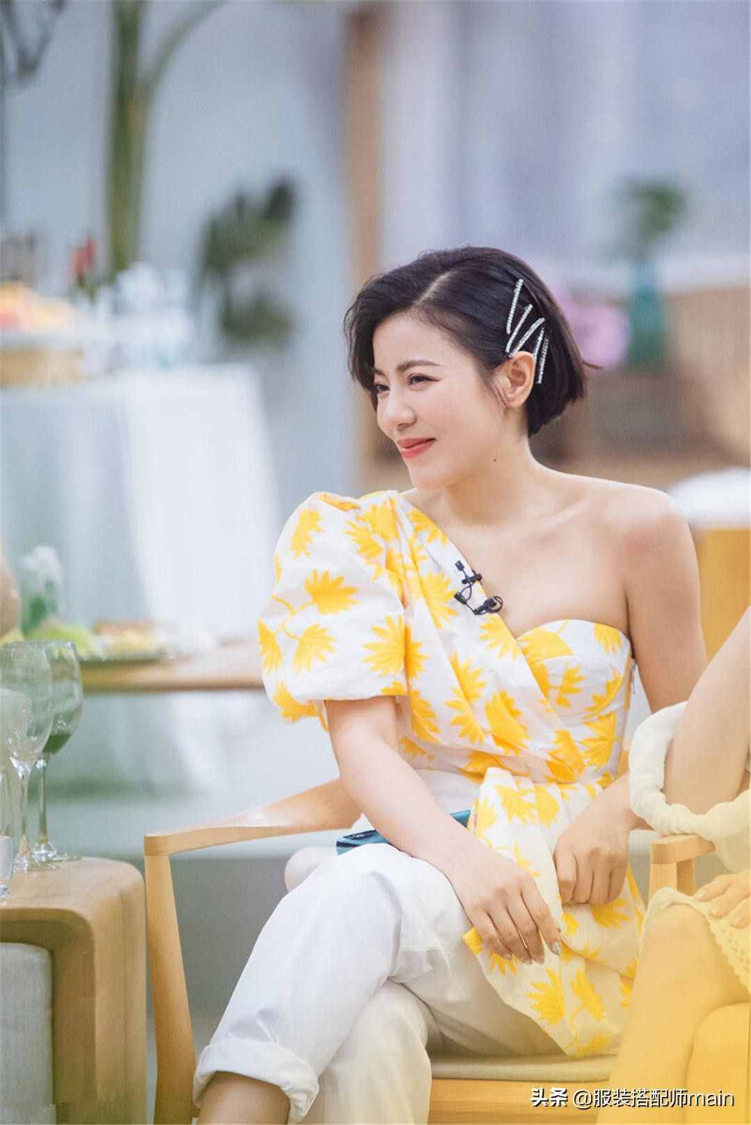 溜肩女孩不要慌，學(xué)會(huì)這4個(gè)穿衣技巧，氣質(zhì)拿捏得死死的