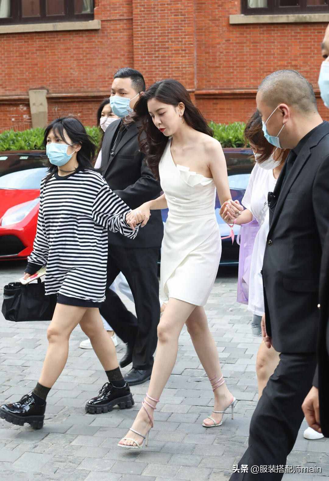 溜肩女孩不要慌，學(xué)會(huì)這4個(gè)穿衣技巧，氣質(zhì)拿捏得死死的