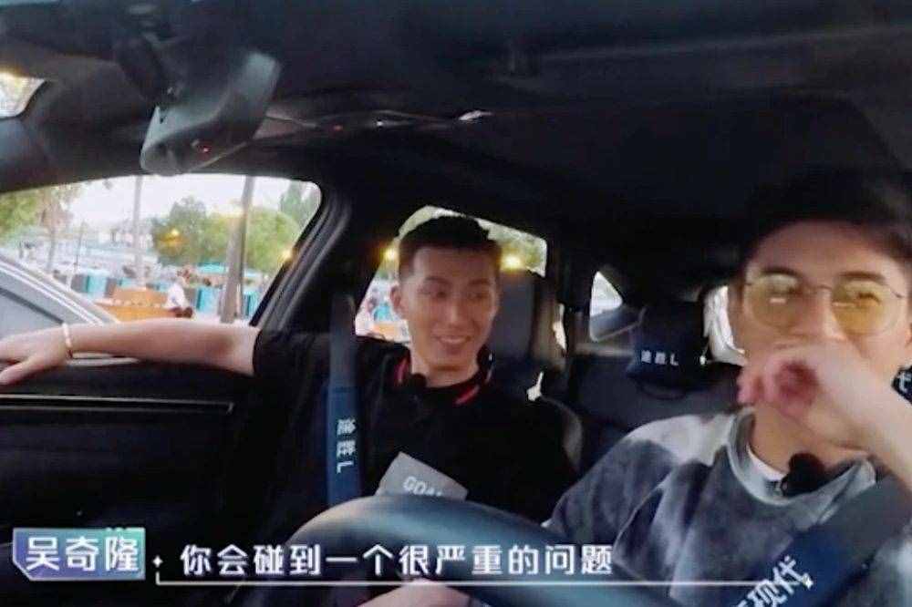 吳奇隆自曝每天接兒子上下學(xué)，49歲老來得子太寵溺，調(diào)侃竇驍以后也這樣