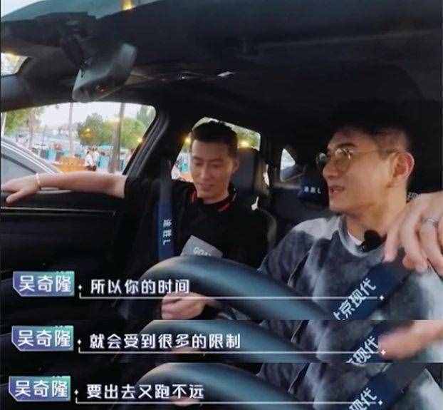 吳奇隆自曝每天接兒子上下學(xué)，49歲老來得子太寵溺，調(diào)侃竇驍以后也這樣