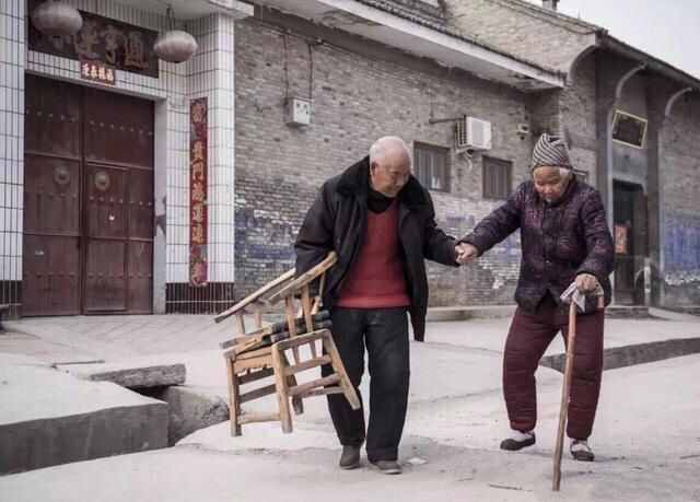 “不生娃，老了就去養(yǎng)老院”，沒子女的老人，養(yǎng)老院根本不愿意收