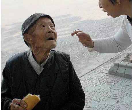 “不生娃，老了就去養(yǎng)老院”，沒子女的老人，養(yǎng)老院根本不愿意收