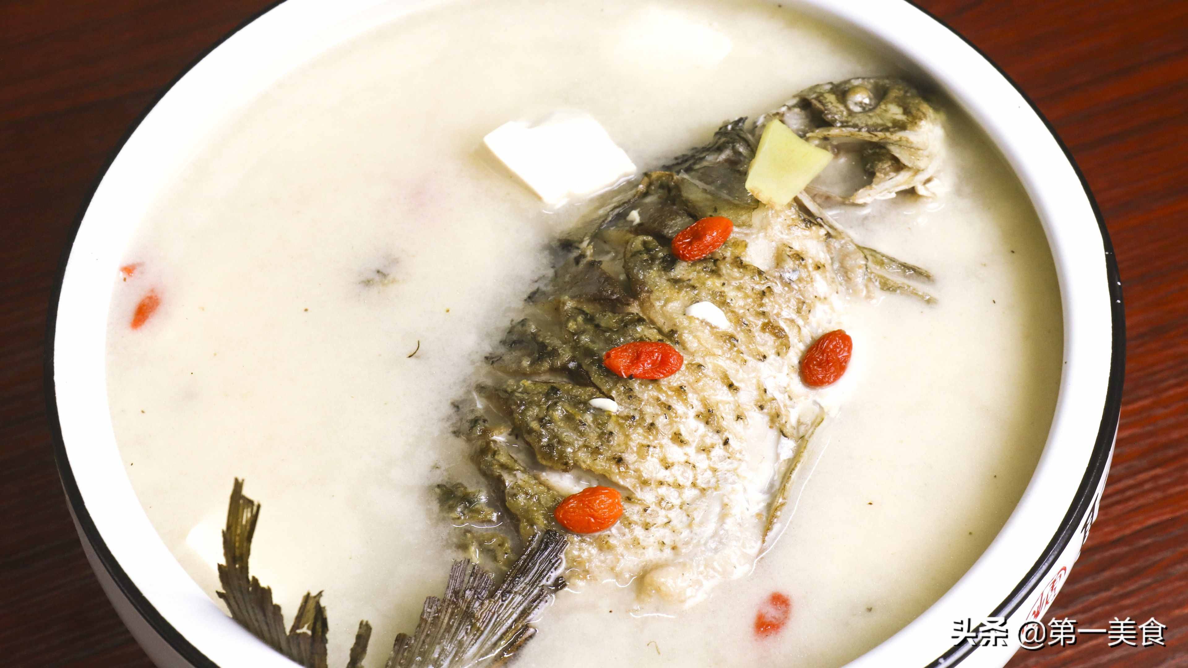鯽魚燉豆腐如何做湯白味鮮？學(xué)會2個小技巧，湯鮮不腥不破皮