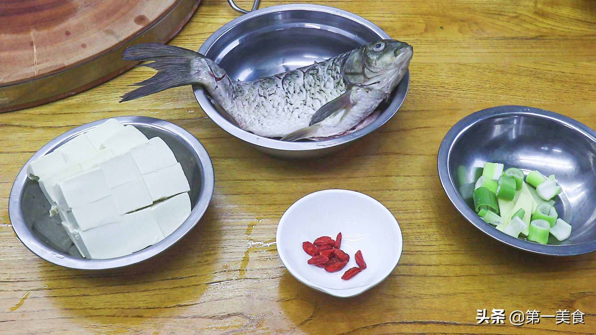 鯽魚燉豆腐如何做湯白味鮮？學(xué)會2個小技巧，湯鮮不腥不破皮