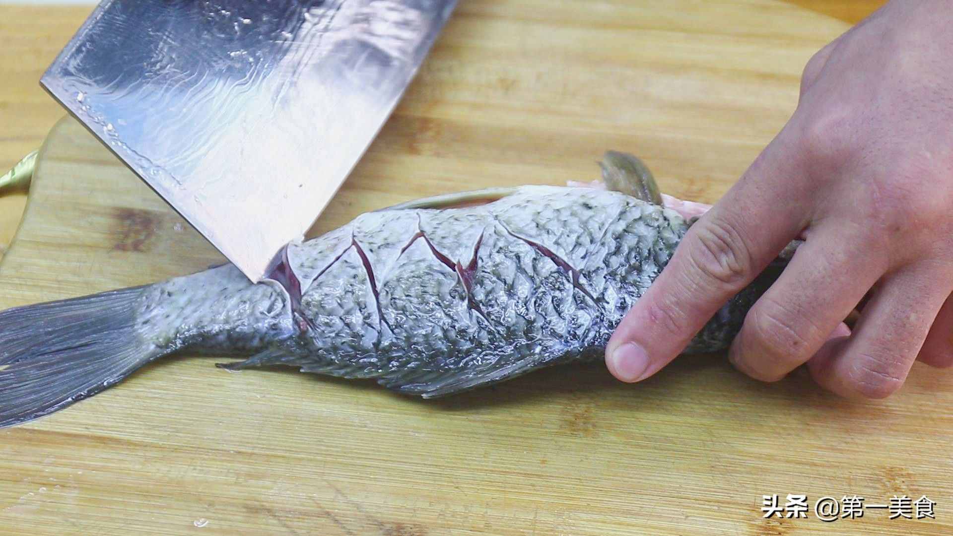 鯽魚燉豆腐如何做湯白味鮮？學(xué)會2個小技巧，湯鮮不腥不破皮