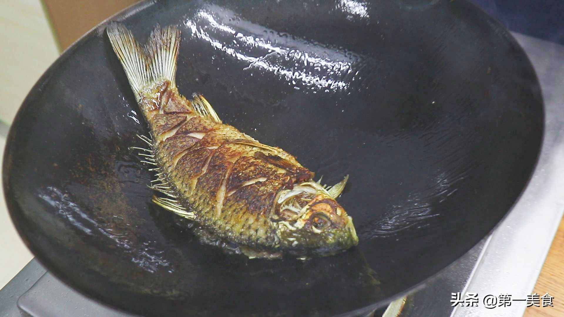 鯽魚燉豆腐如何做湯白味鮮？學(xué)會2個小技巧，湯鮮不腥不破皮