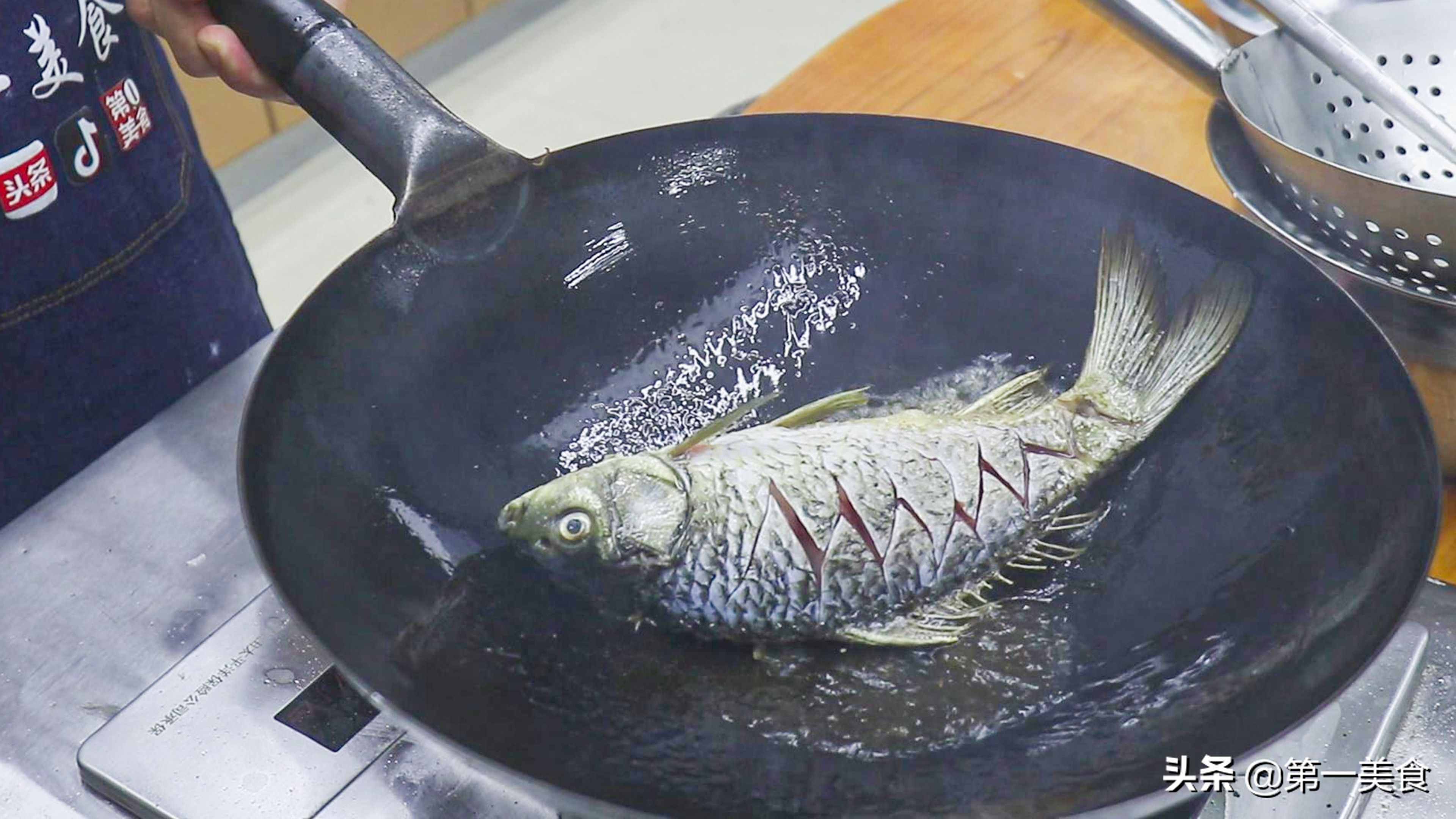 鯽魚燉豆腐如何做湯白味鮮？學(xué)會2個小技巧，湯鮮不腥不破皮