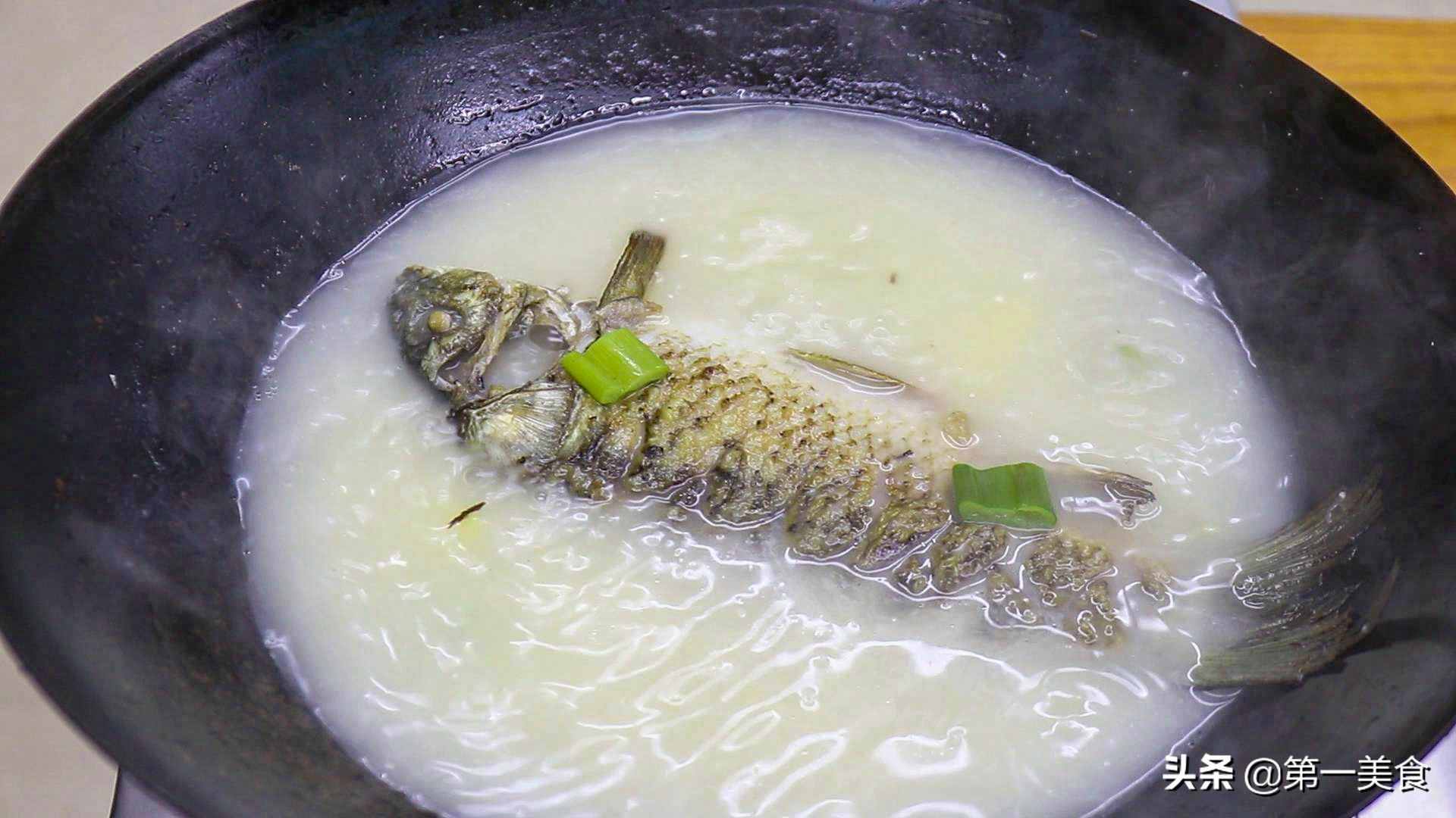 鯽魚燉豆腐如何做湯白味鮮？學(xué)會2個小技巧，湯鮮不腥不破皮