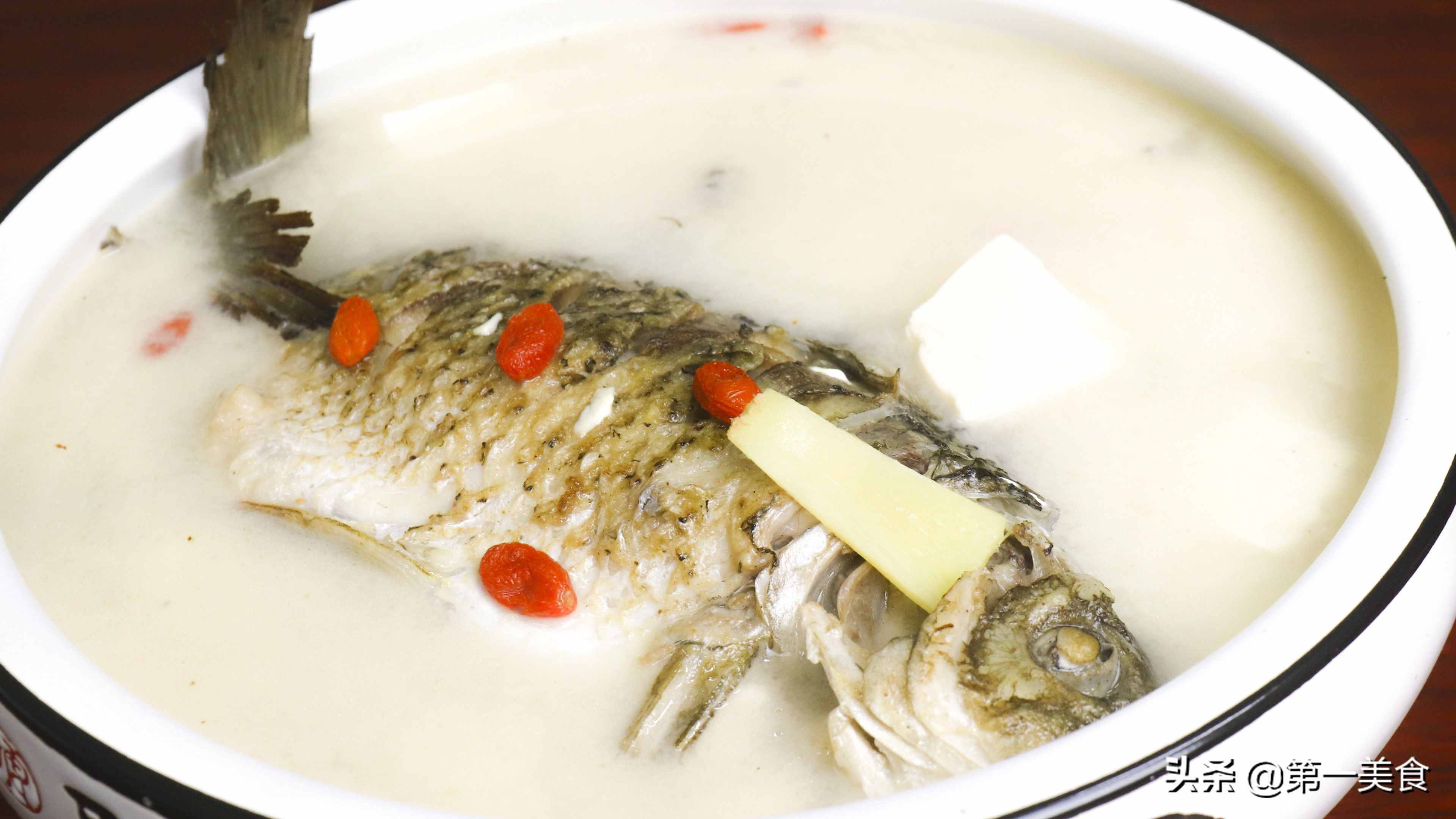 鯽魚燉豆腐如何做湯白味鮮？學(xué)會2個小技巧，湯鮮不腥不破皮