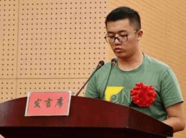 湖南狀元高考16歲考入北大，大三退學(xué)復(fù)讀考清華，卻被稱985廢物
