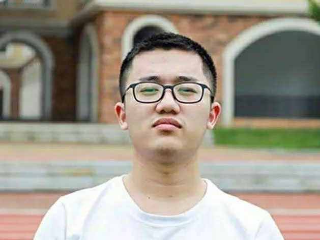 湖南狀元高考16歲考入北大，大三退學(xué)復(fù)讀考清華，卻被稱985廢物