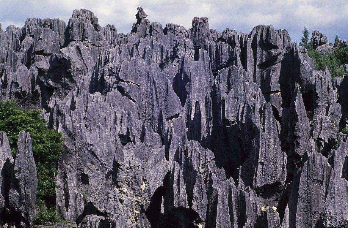 喀斯特地貌：從石林、溶洞、暗河到天坑，流水溶蝕地貌的典型代表